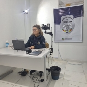 A foto mostra o atendimento de encaminhamento de carteira de identidade