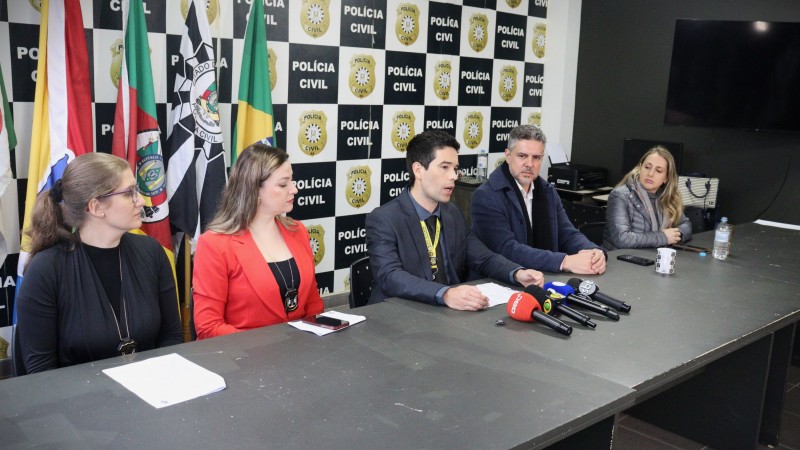 Imagem mostra peritos do IGP ao lado dos delegados da Pol&iacute;cia Civil durante a coletiva de imprensa.